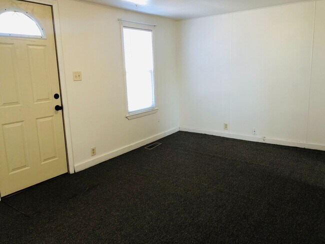 Building Photo - 1 Bedroom House!