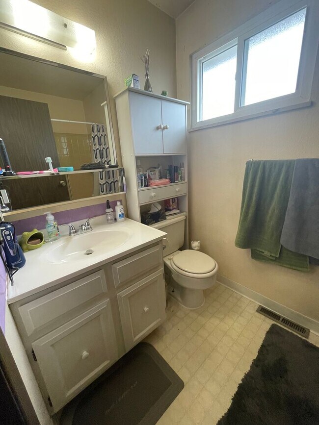 Building Photo - $500 Move in incentive! Cozy 2 bedroom/2ba...