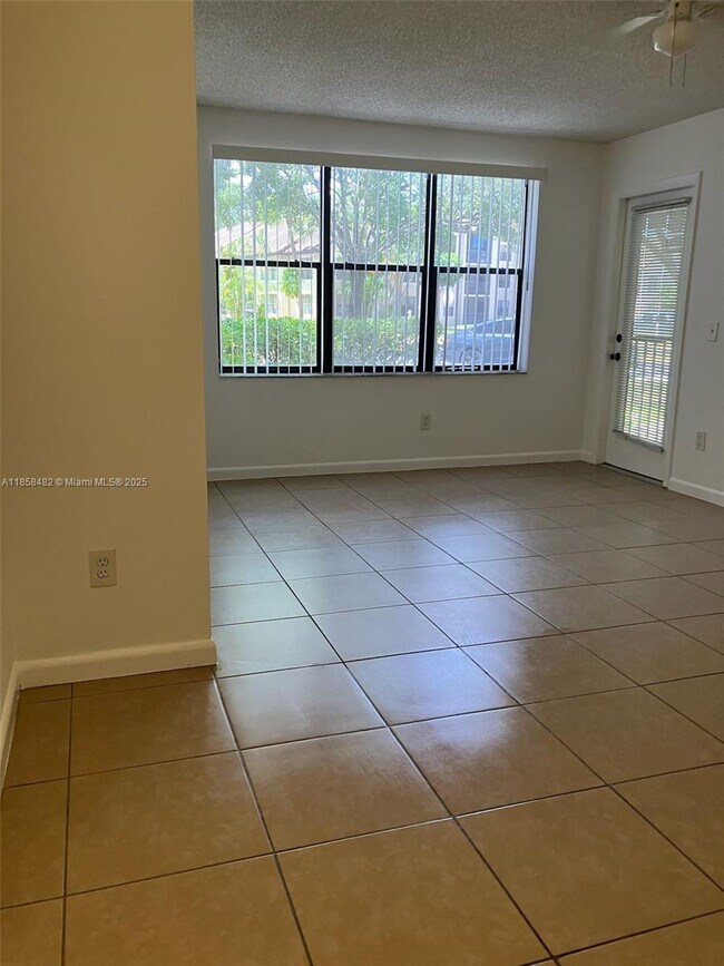 Foto del edificio - 4381 W McNab Rd