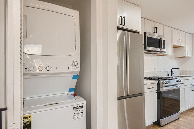 Building Photo - UTILITIES INCLUDED! Gorgeous Modern Home w...