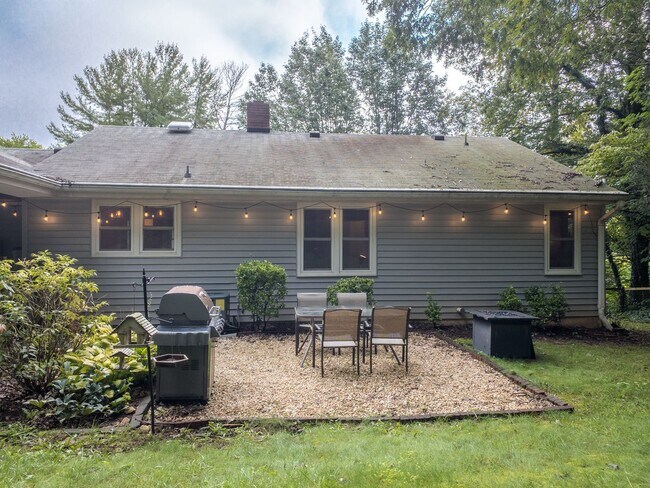Building Photo - Beautiful Three-Bedroom with Fenced Yard i...