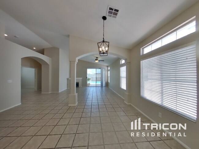 Foto del edificio - 2483 Lower Meadows Ave
