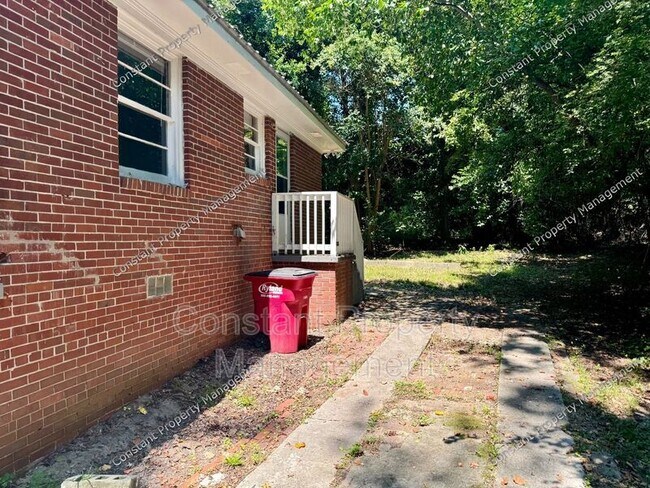 Foto del edificio - 2124 Bayswater Rd