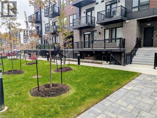 Building Photo - 40 Palace St