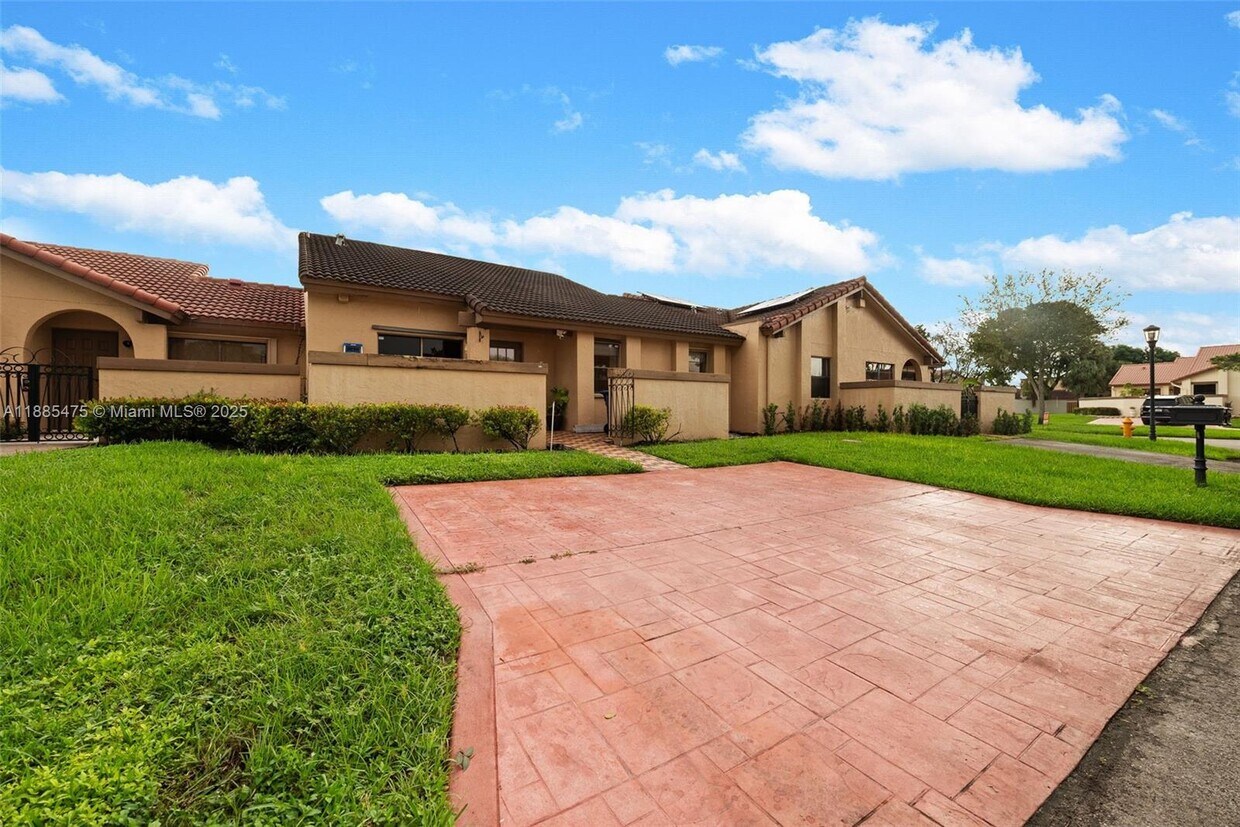 Foto principal - 6633 NW 179th Terrace