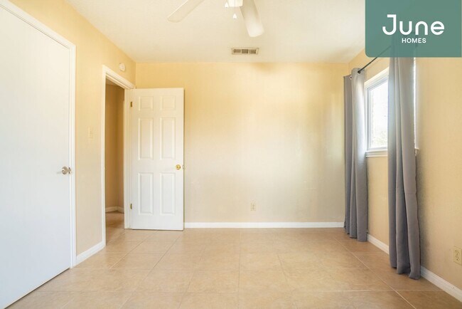 Building Photo - ROOM ONLY in 4-bed/2.0-bath Home