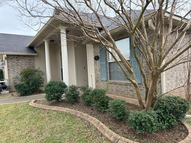 Building Photo - Savannah Place, Located minutes from BAFB!