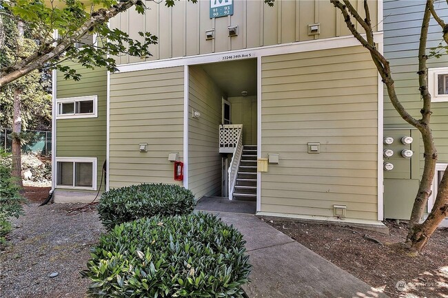 Building Photo - BEAUTIFULLY RENOVATED TOP FLOOR TOWNHOME C...