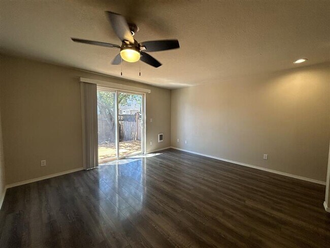 Foto del edificio - 2 Bed 1.5 Townhouse in South Salem w/Fence...