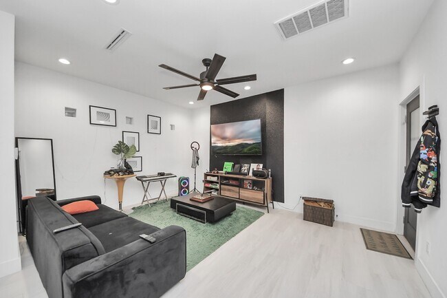 Foto del edificio - 6739 Calhoun Rd