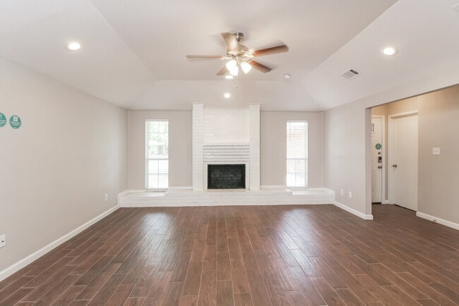 Building Photo - 2601 Valley View Dr