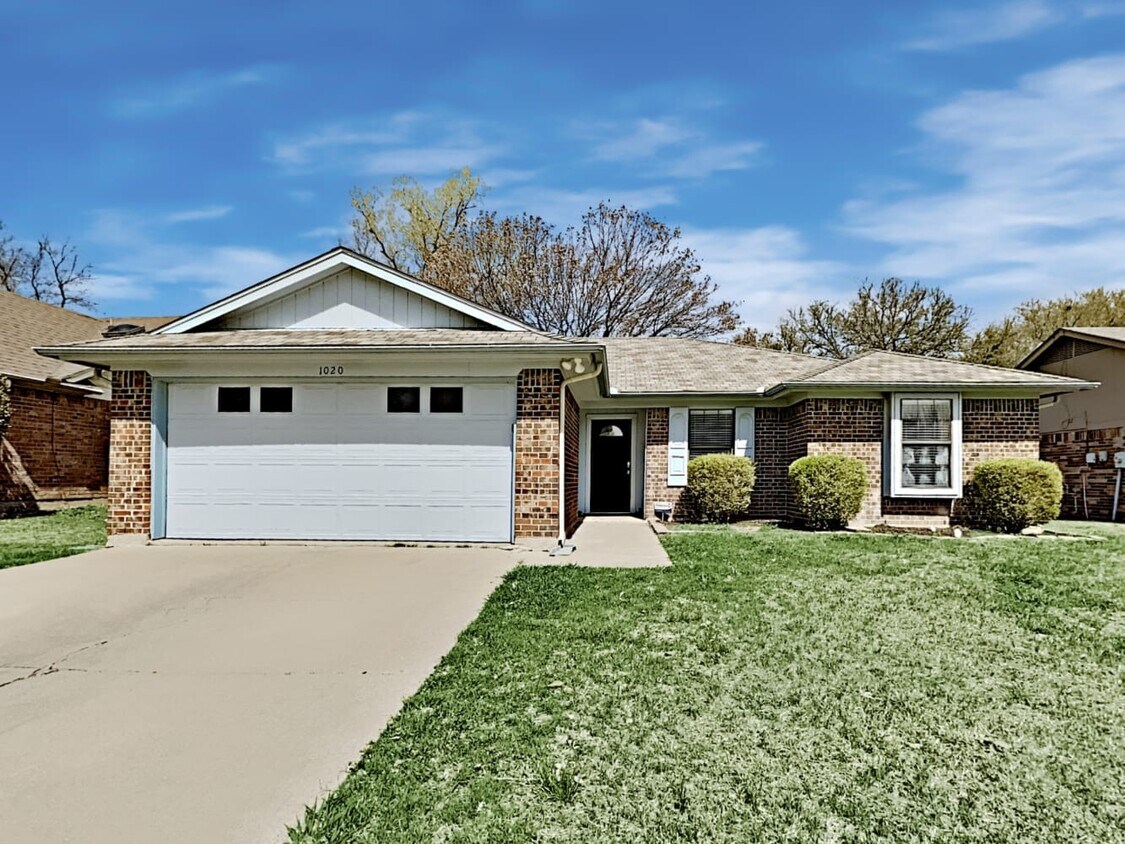 1020 Westcliff Ave House Rental in Saginaw, TX