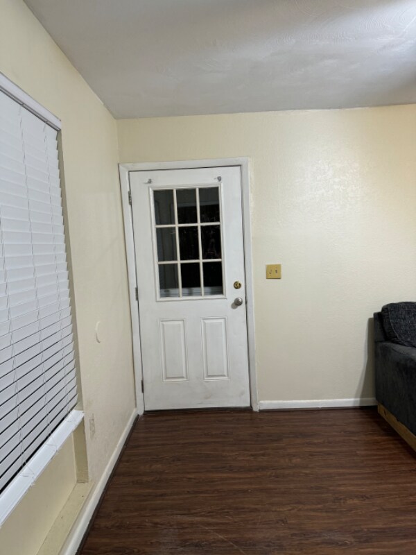Building Photo - 606 S Lotela Ave