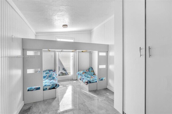 Foto del edificio - 7151 Taft St