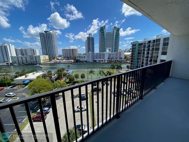 Foto del edificio - 400 Leslie Dr