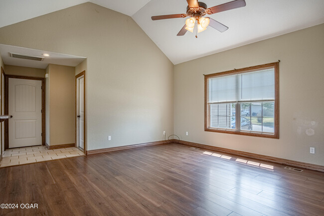 Building Photo - 715 Derek Ct