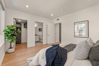 Building Photo - Sophia Hollywood