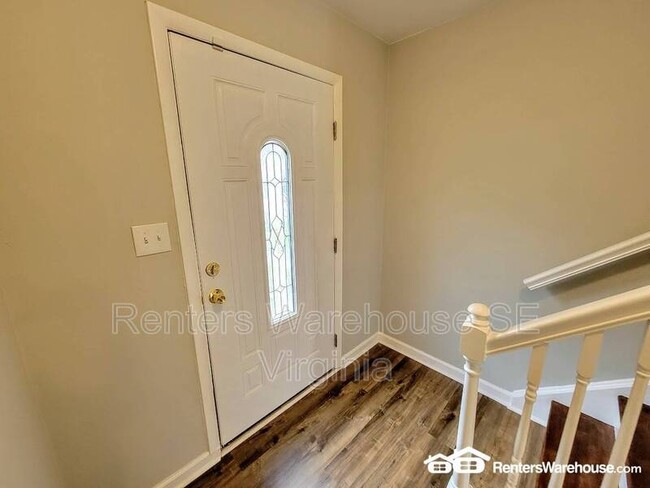 Building Photo - 6920 Bonnot Dr
