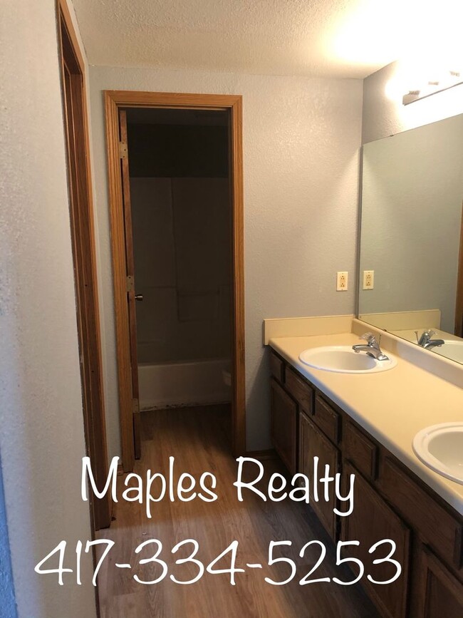 Building Photo - 2 bed, 2 bath PENTHOUSE loft condo at Fall...