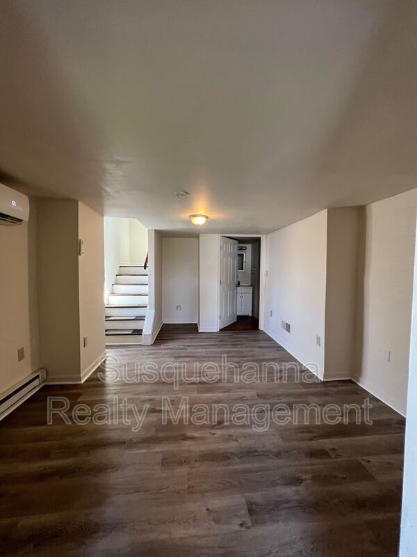 Building Photo - 127 S Cherry St