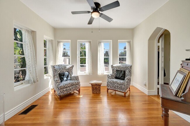 Building Photo - Stunning 5 bedroom, 3 bath house in Point ...