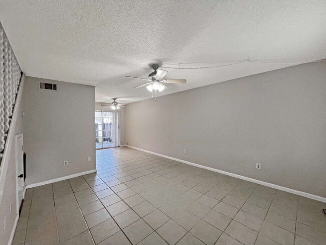 Building Photo - 6635 Warwick Cir