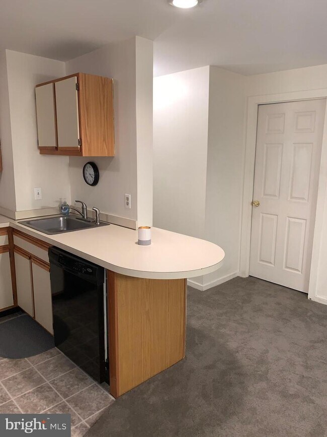Foto del edificio - 1025 N Madison St