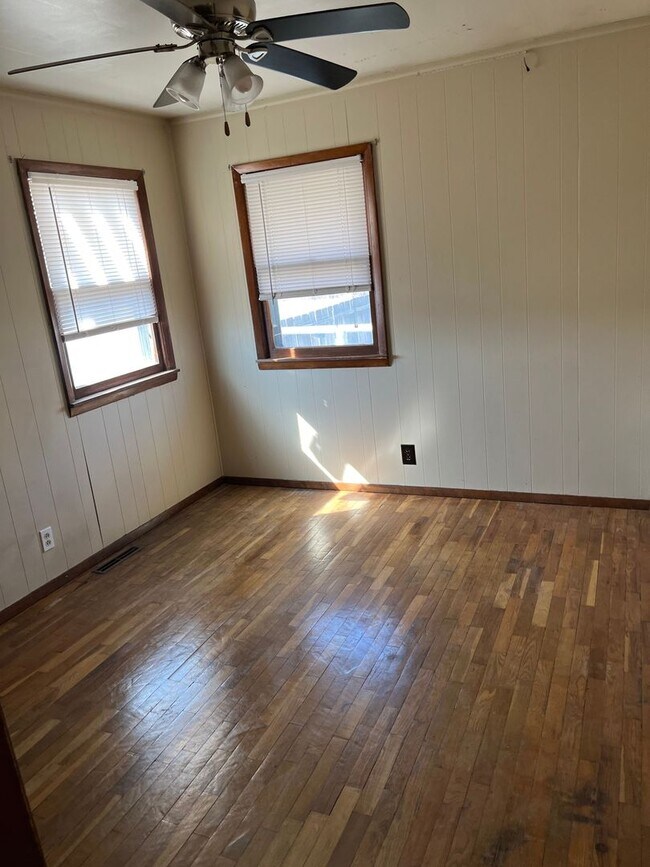 Building Photo - $1095 - 4 bed 2 bath - Single Family Home