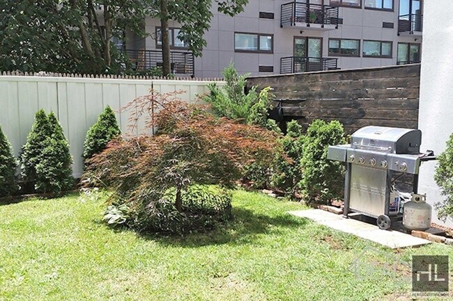 Building Photo - 110 4TH AVENUE 2A