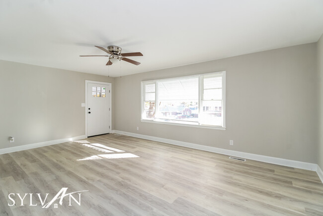 Building Photo - Cute, cozy and comfortable
