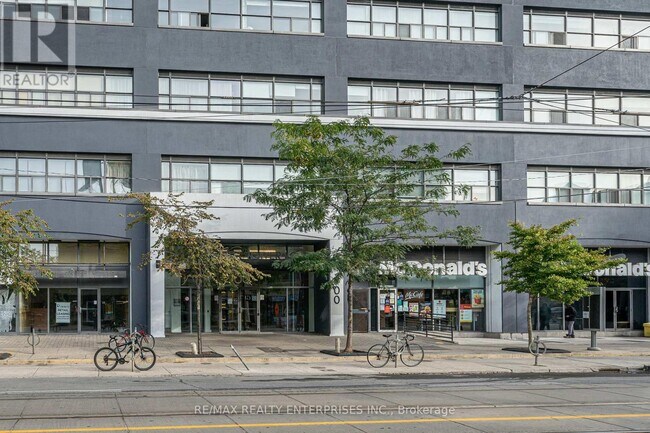 Photo du bâtiment - 700 King St W