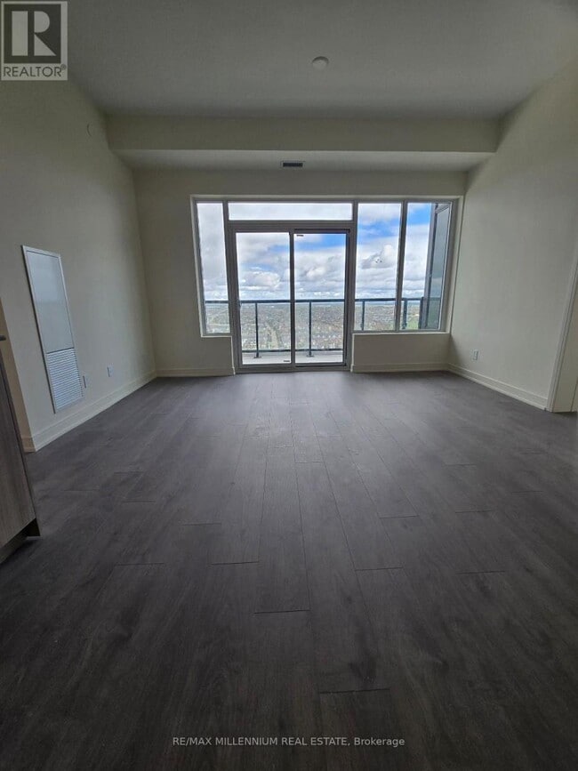 Photo du bâtiment - 8010 Derry Rd