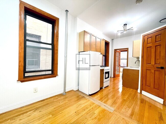 Foto del edificio - Freshly updated 1 Bed + W/D | East 11th St...