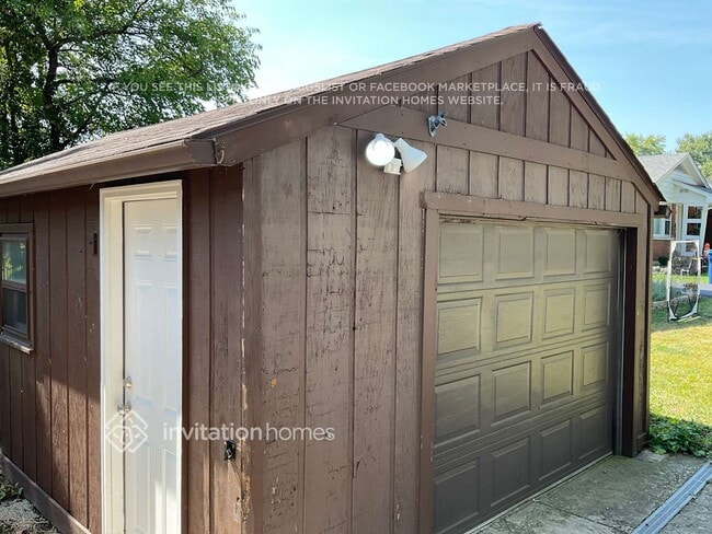 Building Photo - 353 E Elm St