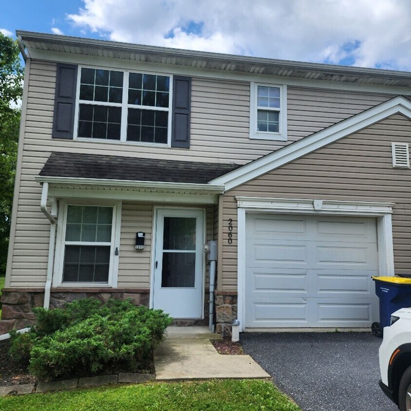 Primary Photo - 3-bedroom, 2.5-bathroom town-house located...