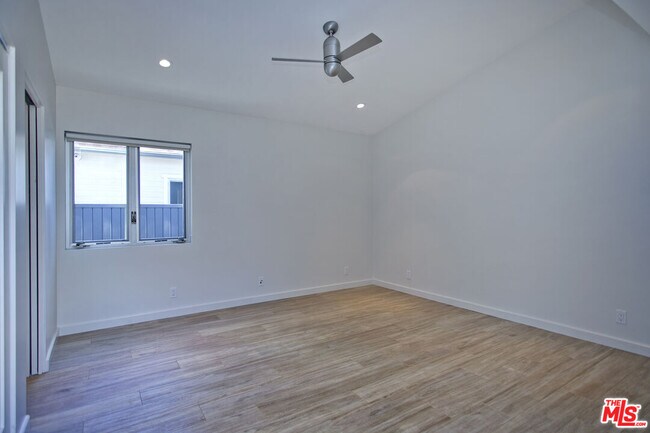 Building Photo - 806 6th Ave