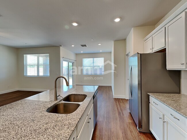 Foto del edificio - 5913 W Columbine Dr