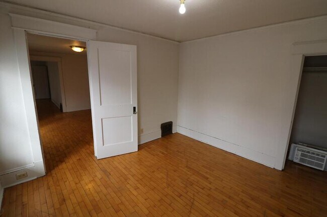 Building Photo - 526 Madison St