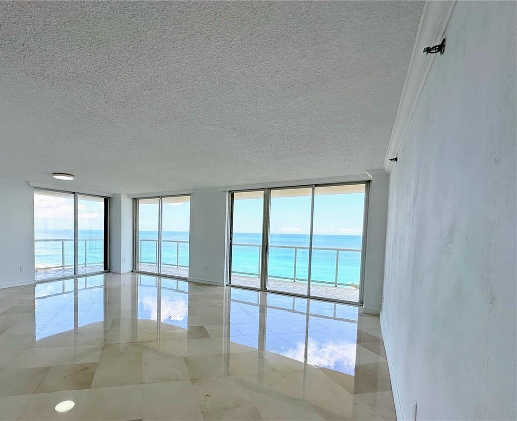 Foto principal - 8855 Collins Ave