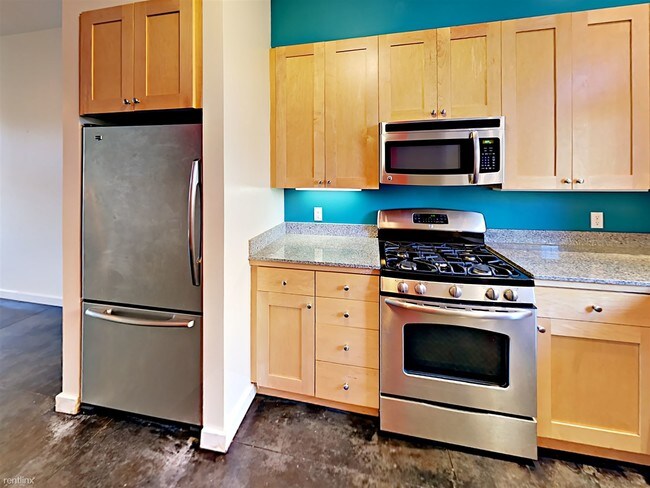 Building Photo - 2 br, 1.5 bath Townhome - 1222 32nd St