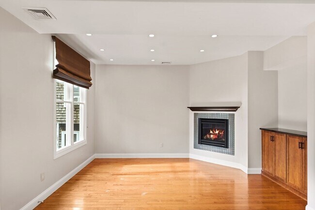Foto del edificio - 589 E 2nd St