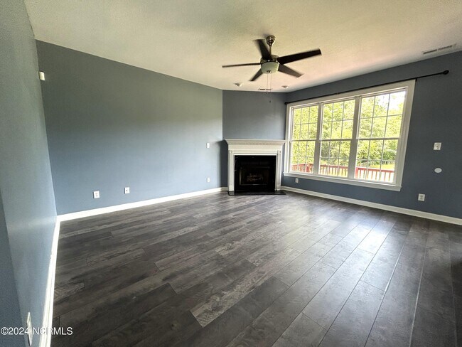 Foto del edificio - 160 Forest Bluff Dr