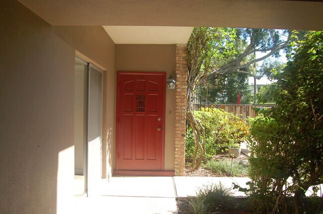 Foto del edificio - 1920 Woodcrest Dr