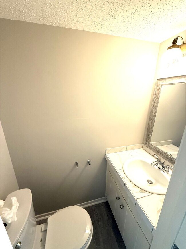Foto del edificio - ** 3 bed 2.5 bath townhouse located by ACA...
