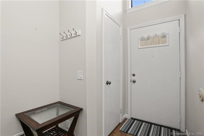 Building Photo - 237 Strawberry Hill Ave