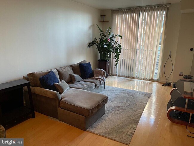 Foto del edificio - 1000 New Jersey Ave SE