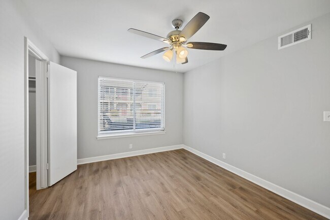 Building Photo - Downstairs 2 Bedroom! Keyless Entry! ADT A...