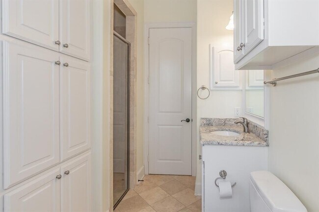 Building Photo - 1004 Drake Dr