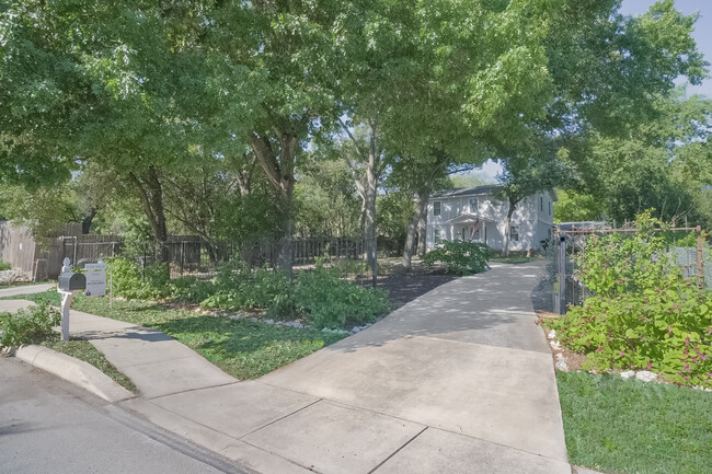 Foto del edificio - 7243 N Vandiver Rd