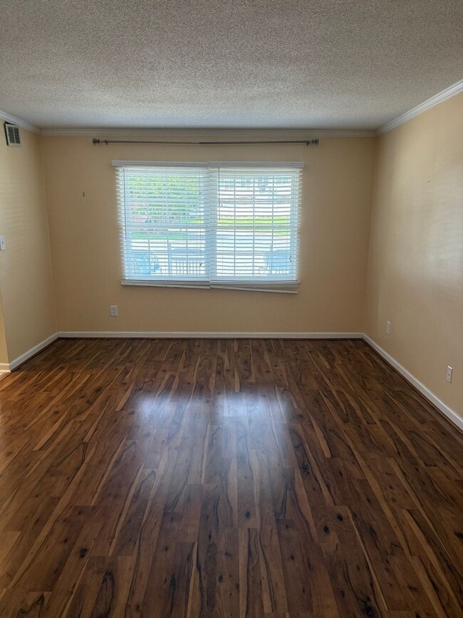 Building Photo - Adorable 2 Bedroom Townhome with Pool Access!